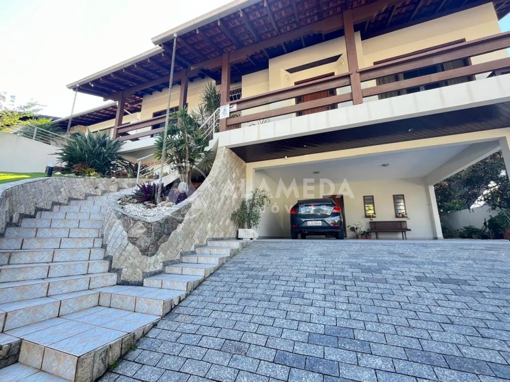 Excelente casa TOTALMENTE MOBILIADA no bairro Velha em Blumenau! - foto 1