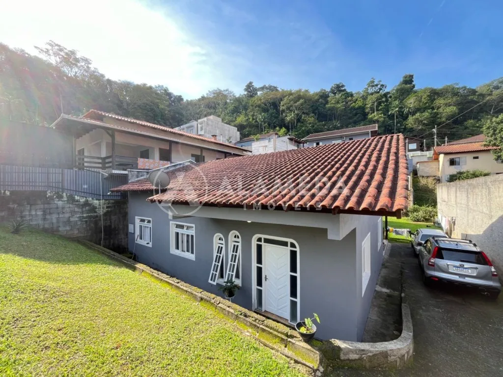 Excelente casa com amplo terreno na região da Divinópolis para venda no bairro da Velha! - foto 1