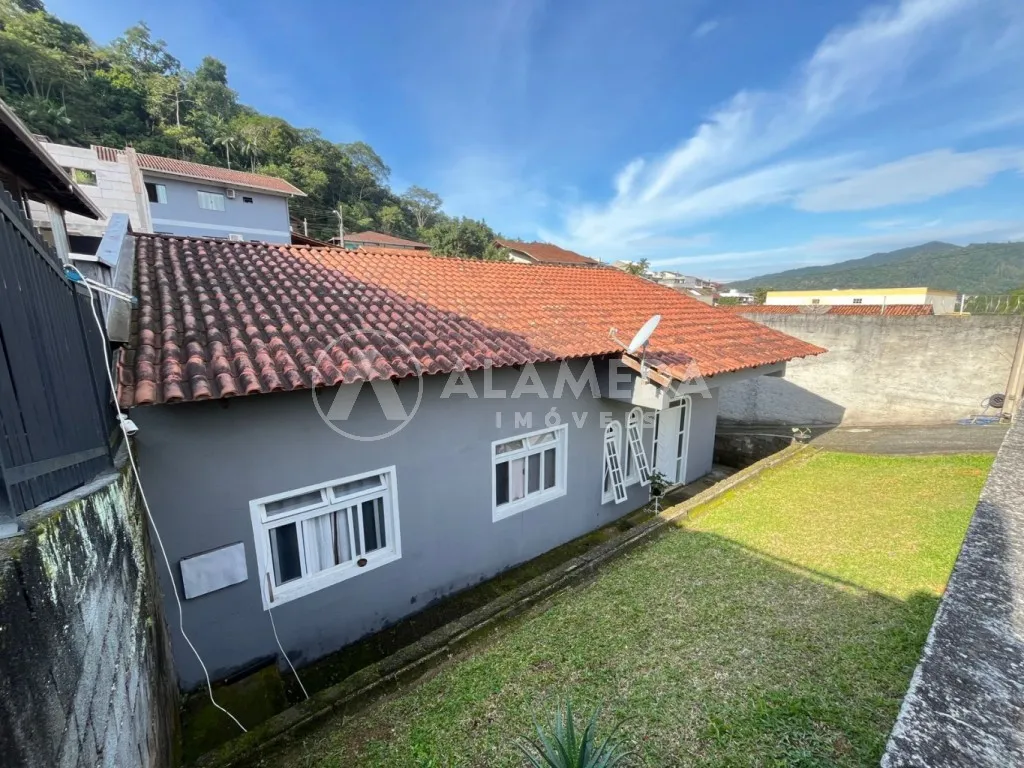 Excelente casa com amplo terreno na região da Divinópolis para venda no bairro da Velha! — foto 2