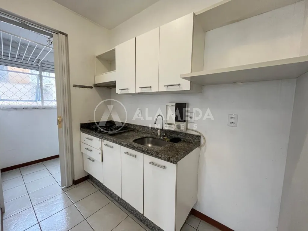 Apartamento semi mobiliado próximo a FURB em Blumenau, com dois dormitórios sendo uma suíte. — foto 2