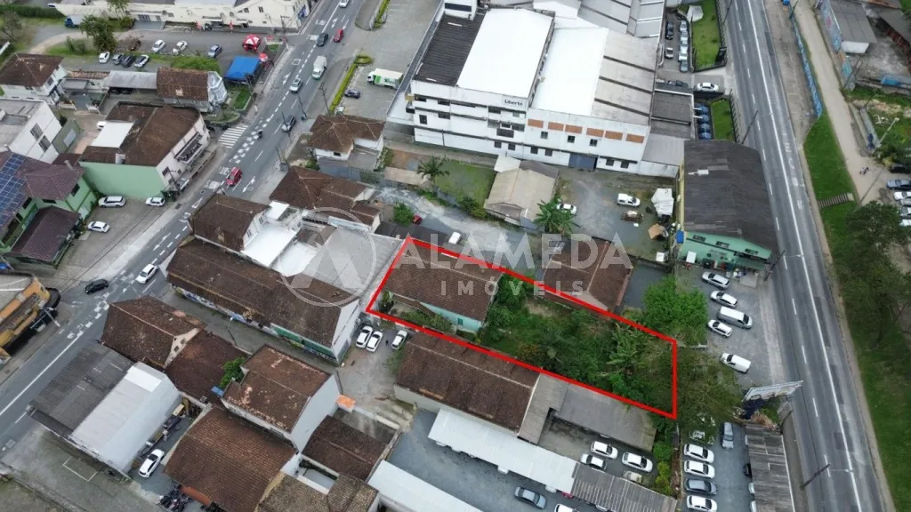 Magnífica Casa com amplo terreno localizada no inicio do bairro Centro Blumenau/SC. - foto 1