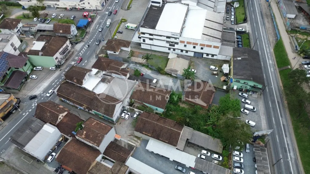 Magnífica Casa com amplo terreno localizada no inicio do bairro Centro Blumenau/SC. — foto 5