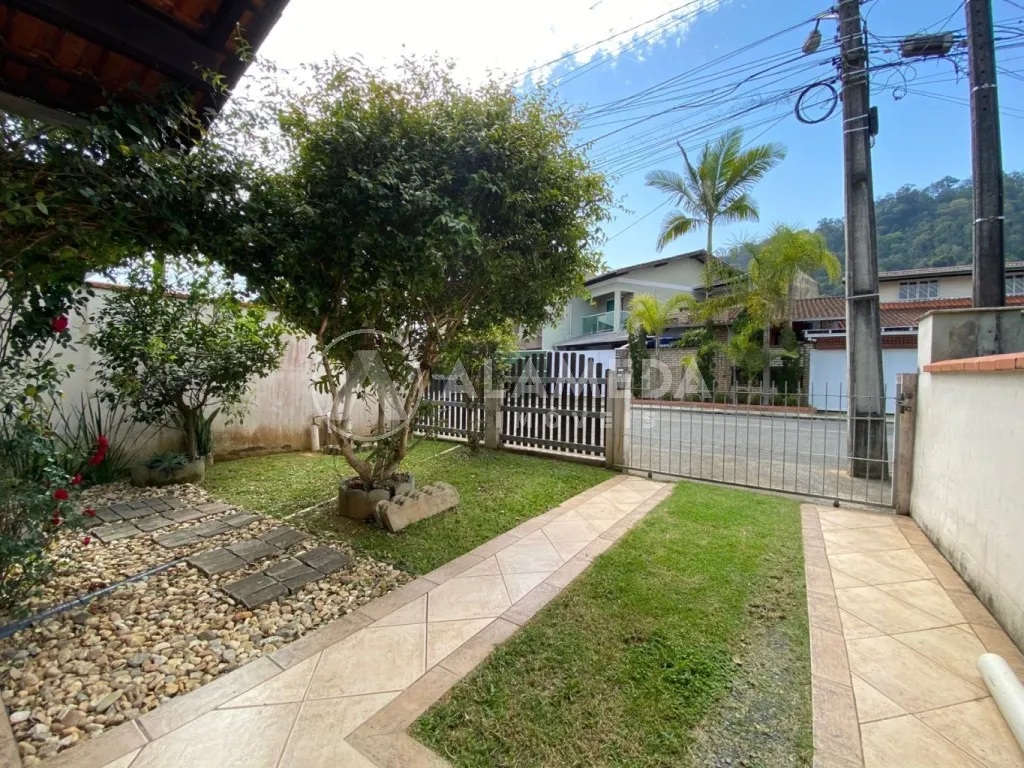 Magnífica Casa no loteamento Vila Rica no bairro Salto Weissbach Blumenau/SC. — foto 4