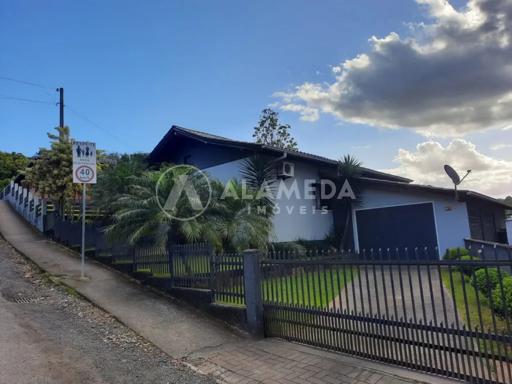 Excelente casa térrea de 182m2 área privativa, com piscina no Bairro Itoupavazinha em Blumenau! - foto 1
