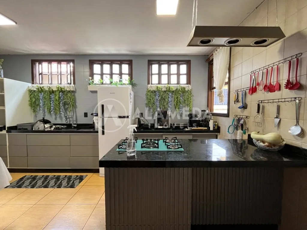 Magnífica casa com um apartamento nos fundos com a melhor localização do bairro Velha, Blumenau/SC. - foto 1