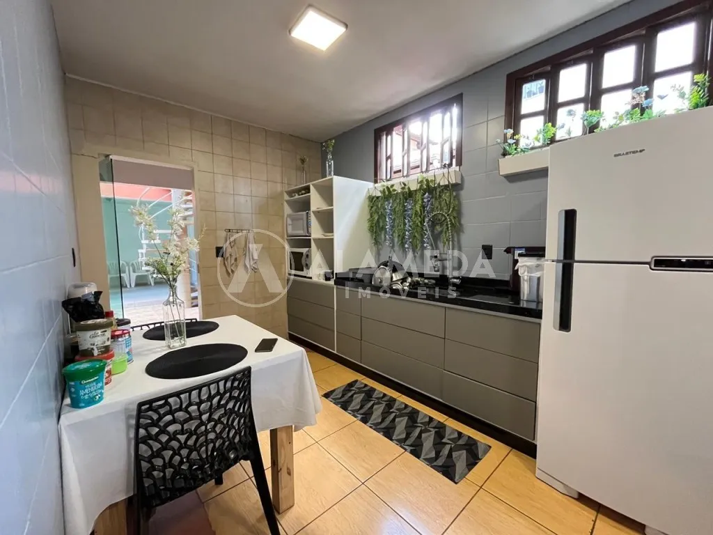 Magnífica casa com um apartamento nos fundos com a melhor localização do bairro Velha, Blumenau/SC. — foto 2