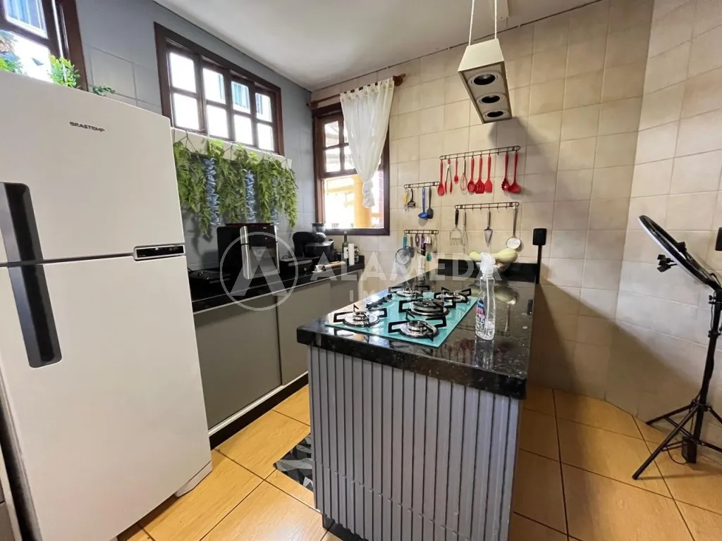Magnífica casa com um apartamento nos fundos com a melhor localização do bairro Velha, Blumenau/SC. — foto 3