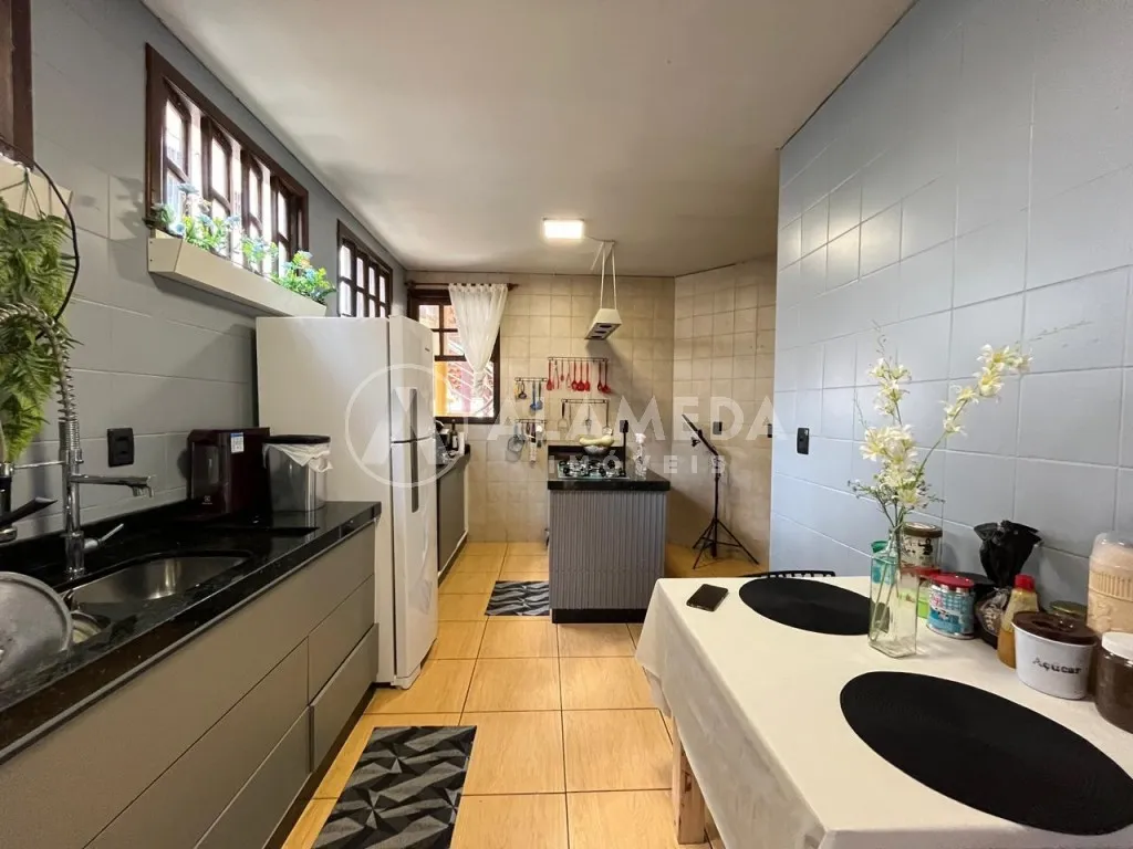 Magnífica casa com um apartamento nos fundos com a melhor localização do bairro Velha, Blumenau/SC. — foto 4