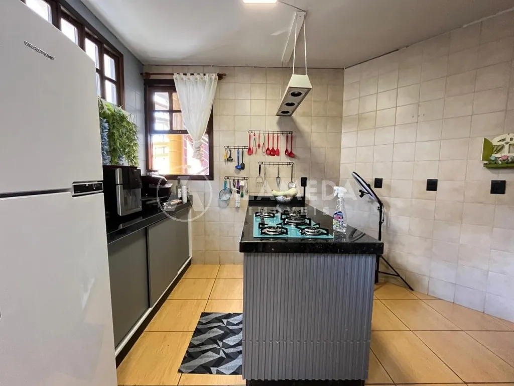 Magnífica casa com um apartamento nos fundos com a melhor localização do bairro Velha, Blumenau/SC. — foto 5