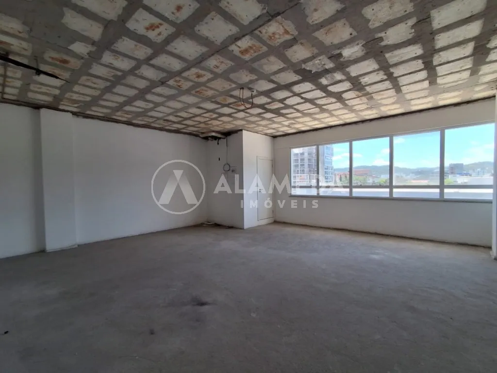 Sala comercial localizada na região central de Blumenau com 58 m privativos mais vaga de estacionamento coberta. - foto 1