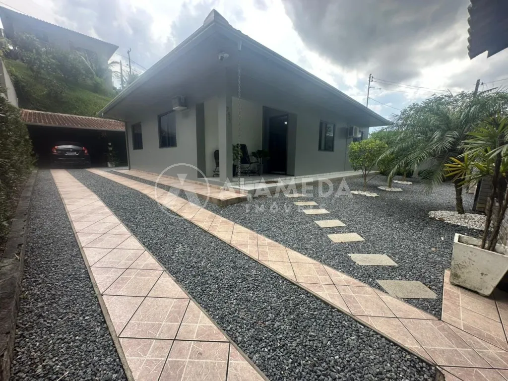 Excelente casa para venda com área de festas no bairro Itoupava Central em Blumenau! - foto 1