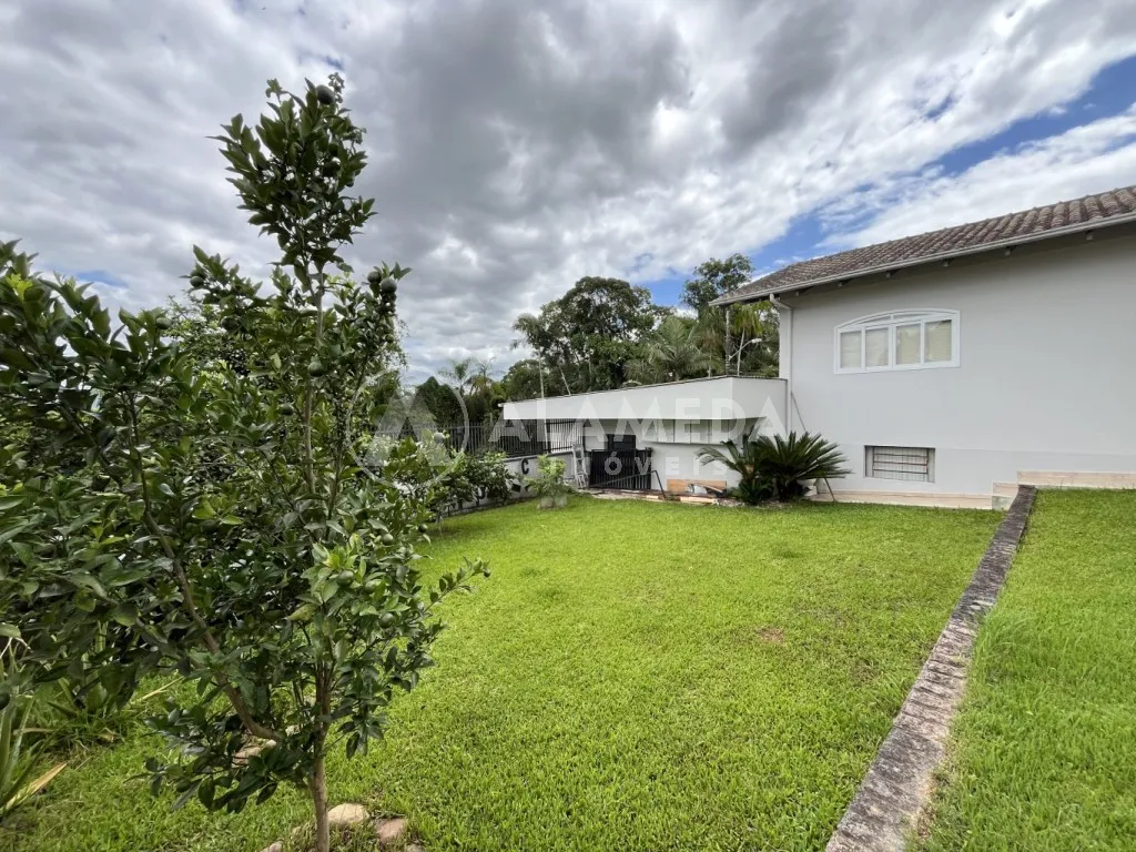 Residência espaçosa com 291,00 m de área construída em terreno de 559,00 m na Itoupava Norte em Blumenau. — foto 2