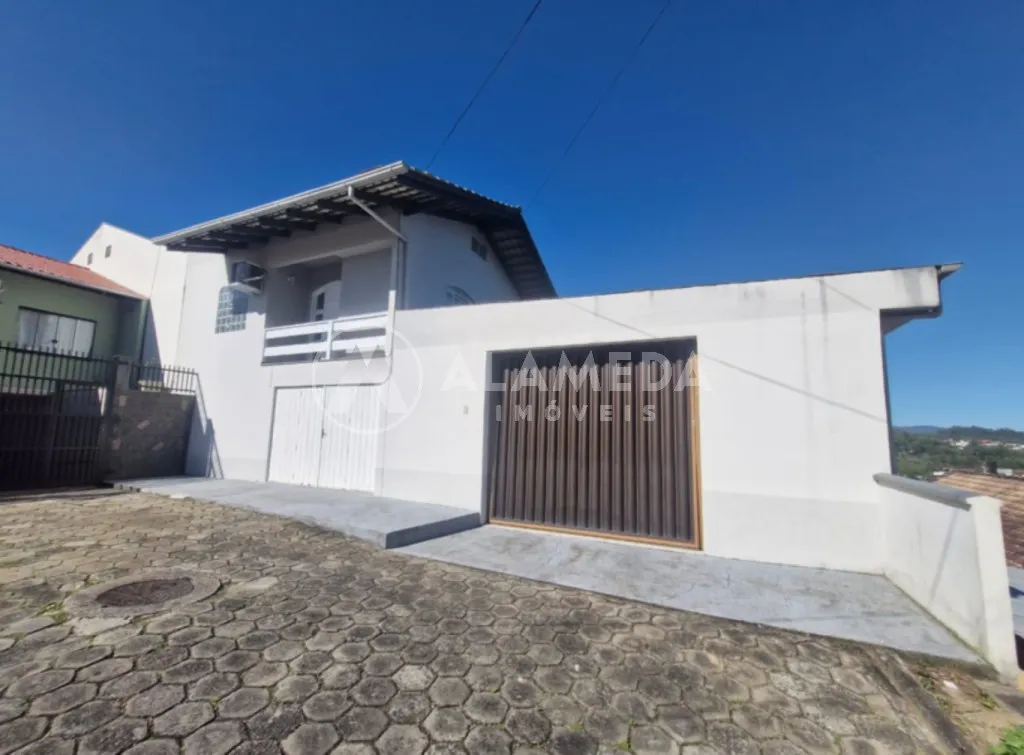 Residência espaçosa com 291,00 m de área construída em terreno de 559,00 m na Itoupava Norte em Blumenau. — foto 3