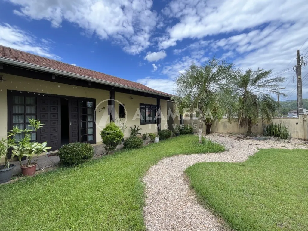 Casa ampla com área de festas e piscina no bairro Belchior - próxima à BR-470 / Segalas. - foto 1