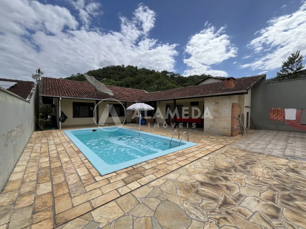 Casa ampla com área de festas e piscina no bairro Belchior - próxima à BR-470 / Segalas. — foto 2