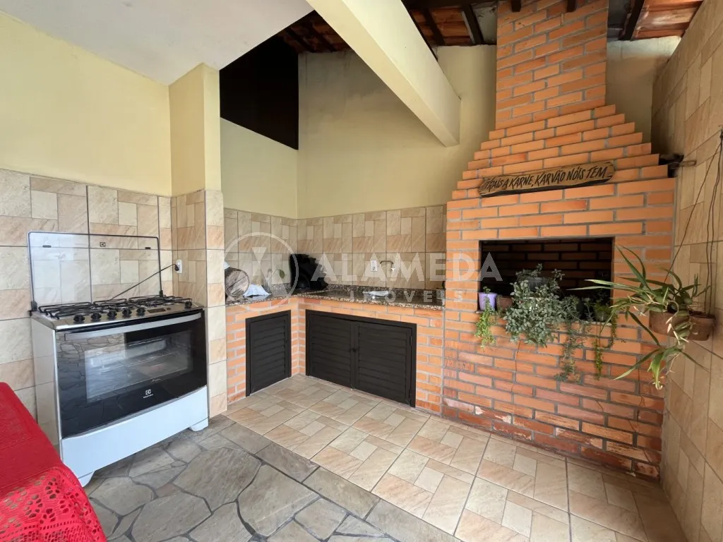 Casa ampla com área de festas e piscina no bairro Belchior - próxima à BR-470 / Segalas. — foto 3