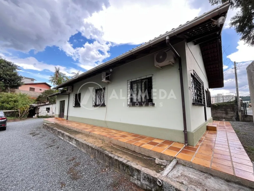 Casa averbada em Terreno ZC2 com 892 m no Bairro Água Verde em Blumenau - Alto Potencial Construtivo - foto 1
