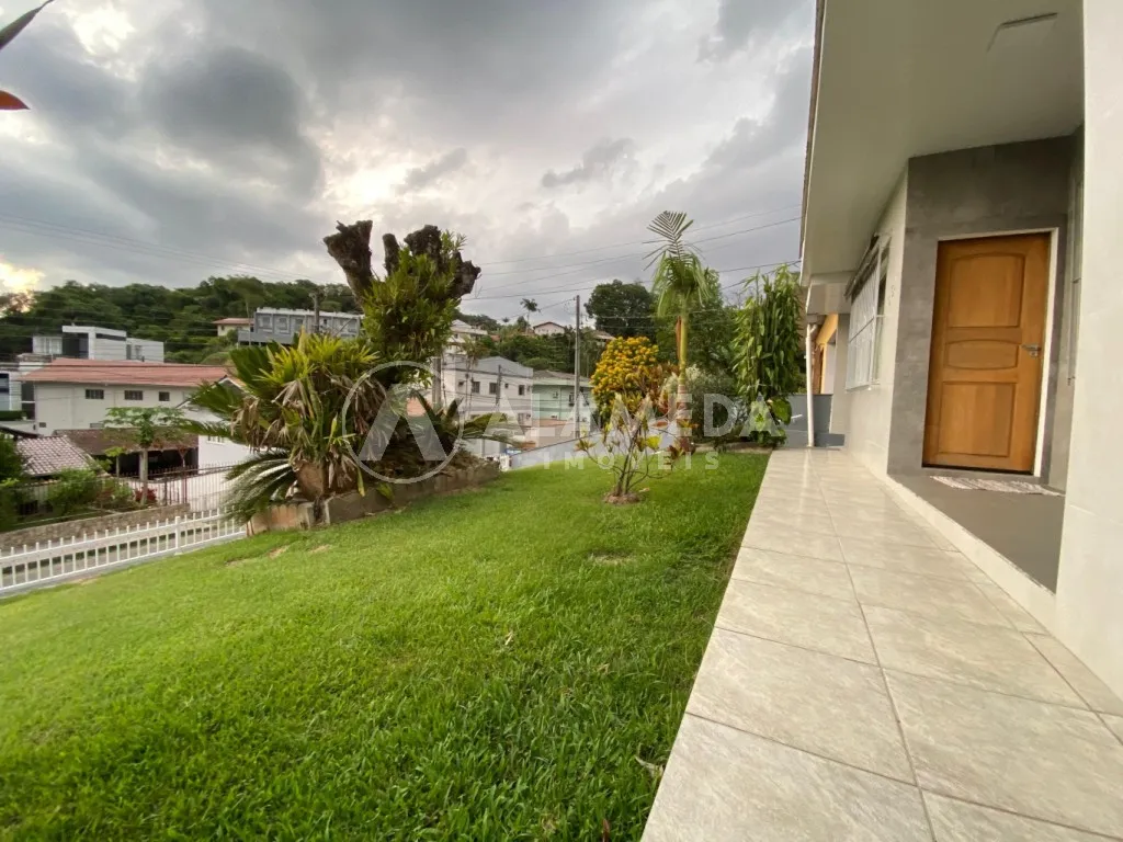Excelente casa térrea no bairro Velha em Blumenau terraço e área de festas! — foto 3