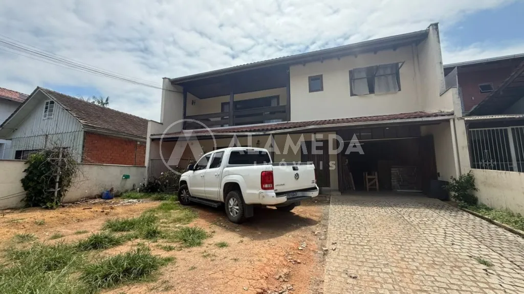 Casa com dois pavimentos localizada no bairro Itoupava Norte, atrás do Guarani. - foto 1