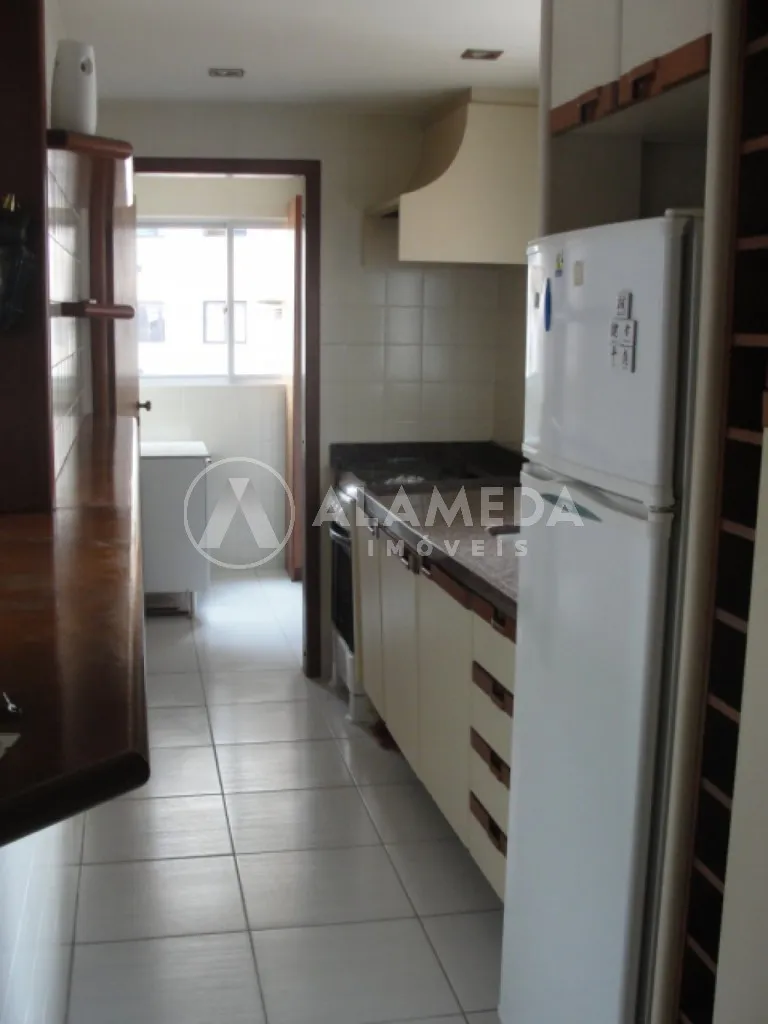 Apartamento em excelente estado de conservação, semi mobiliado, muito bem localizado próximo ao Centro! — foto 3