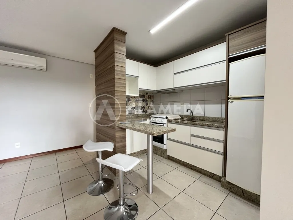 Apartamento pronto para morar, semimobiliado com 3 dormitórios sendo 1 suíte e sacada com churrasqueira, no bairro Água Verde em Blumenau! — foto 2