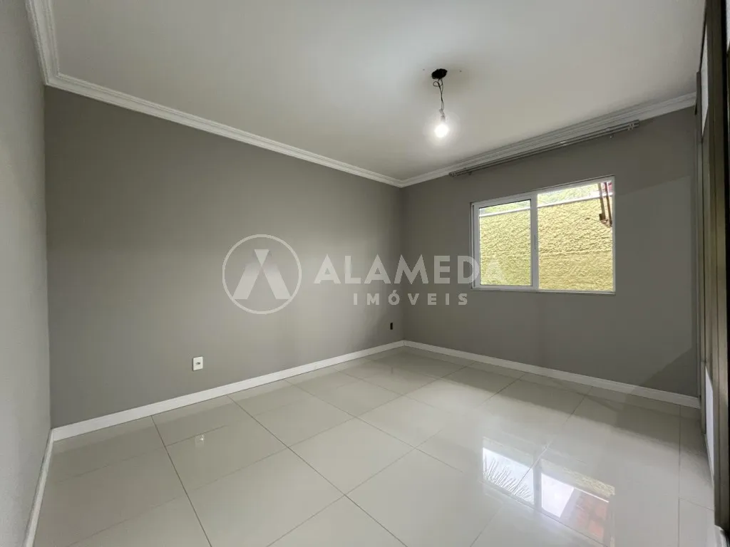 Excelente Casa no Bairro Belchior em Gaspar, frente para rua principal. — foto 5