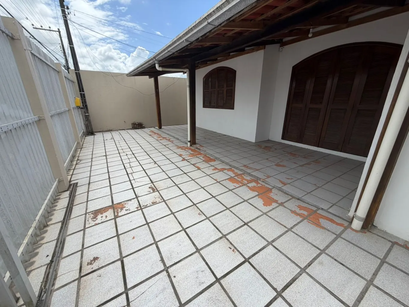 Casa com 2 dormitórios no bairro Cordeiros. — foto 2