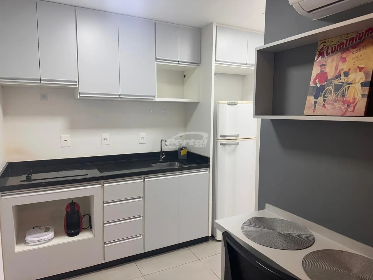 Loft mobiliado de 30,55m, contendo 01 dormitório, cozinha equipada, banheiro completo e area de serviço. Nao possui vaga de garagem. O loft está inserido em um condomínio completo, com rooftop, piscina, salão de festas e academia. — foto 2