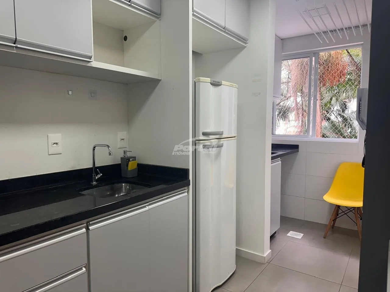 Loft mobiliado de 30,55m, contendo 01 dormitório, cozinha equipada, banheiro completo e area de serviço. Nao possui vaga de garagem. O loft está inserido em um condomínio completo, com rooftop, piscina, salão de festas e academia. — foto 3