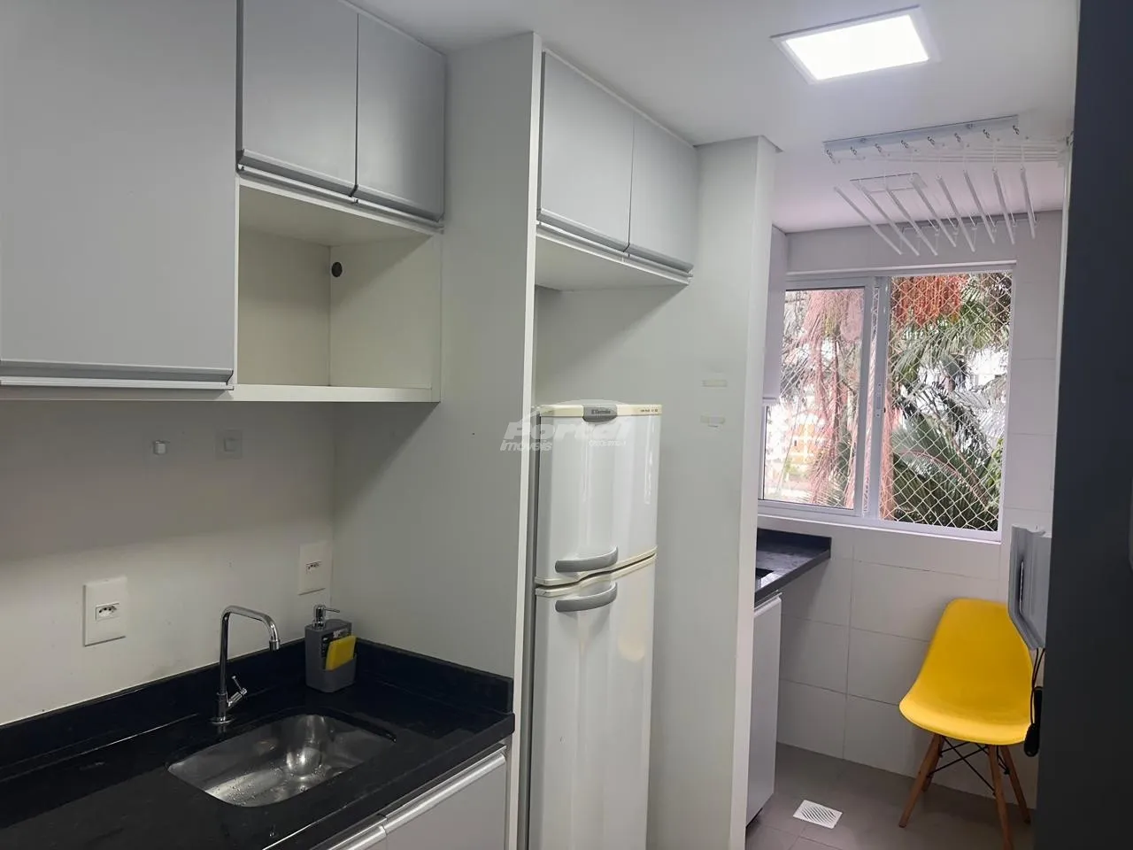 Loft mobiliado de 30,55m, contendo 01 dormitório, cozinha equipada, banheiro completo e area de serviço. Nao possui vaga de garagem. O loft está inserido em um condomínio completo, com rooftop, piscina, salão de festas e academia. — foto 4