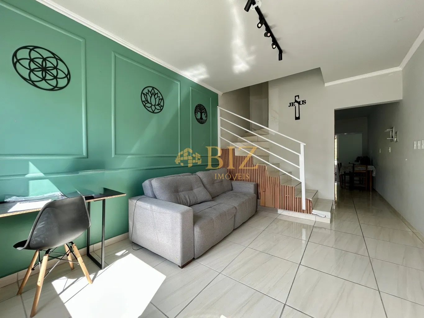 Belíssimo sobrado semi mobiliado, com 2 vagas, espaços nos fundos, no Bairro Fortaleza Alta! - foto 1