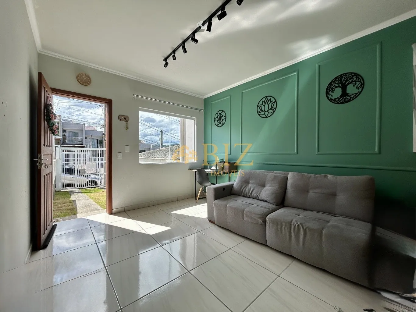 Belíssimo sobrado semi mobiliado, com 2 vagas, espaços nos fundos, no Bairro Fortaleza Alta! — foto 3