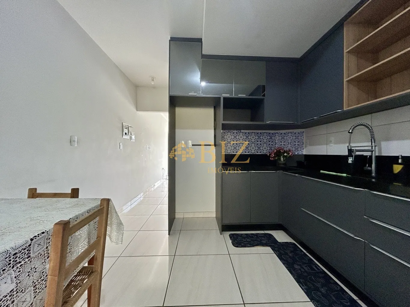Belíssimo sobrado semi mobiliado, com 2 vagas, espaços nos fundos, no Bairro Fortaleza Alta! — foto 6