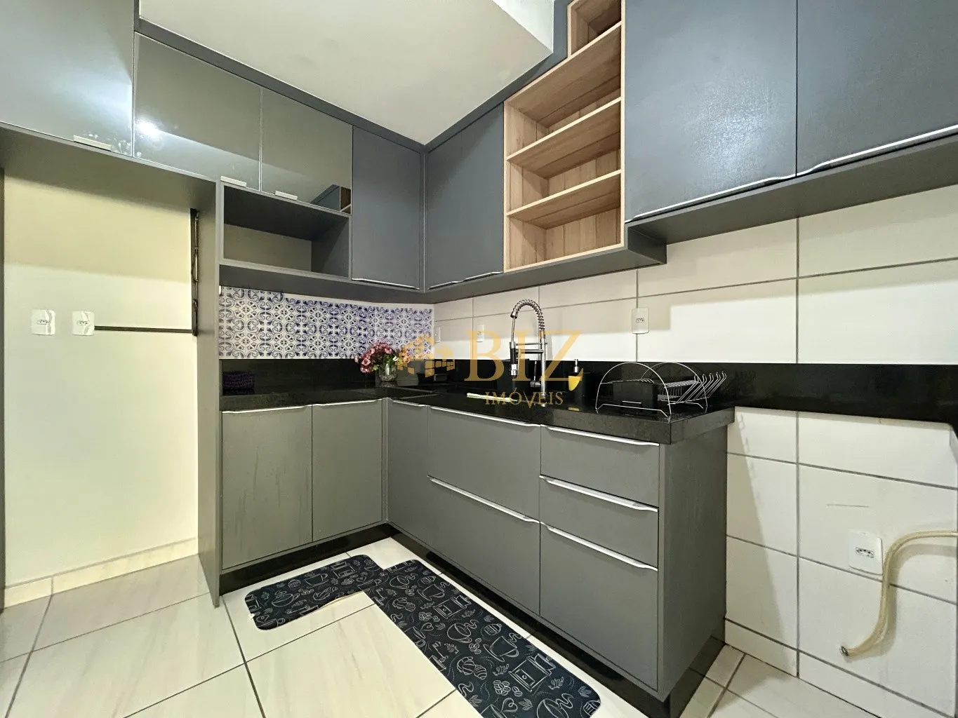 Belíssimo sobrado semi mobiliado, com 2 vagas, espaços nos fundos, no Bairro Fortaleza Alta! — foto 7