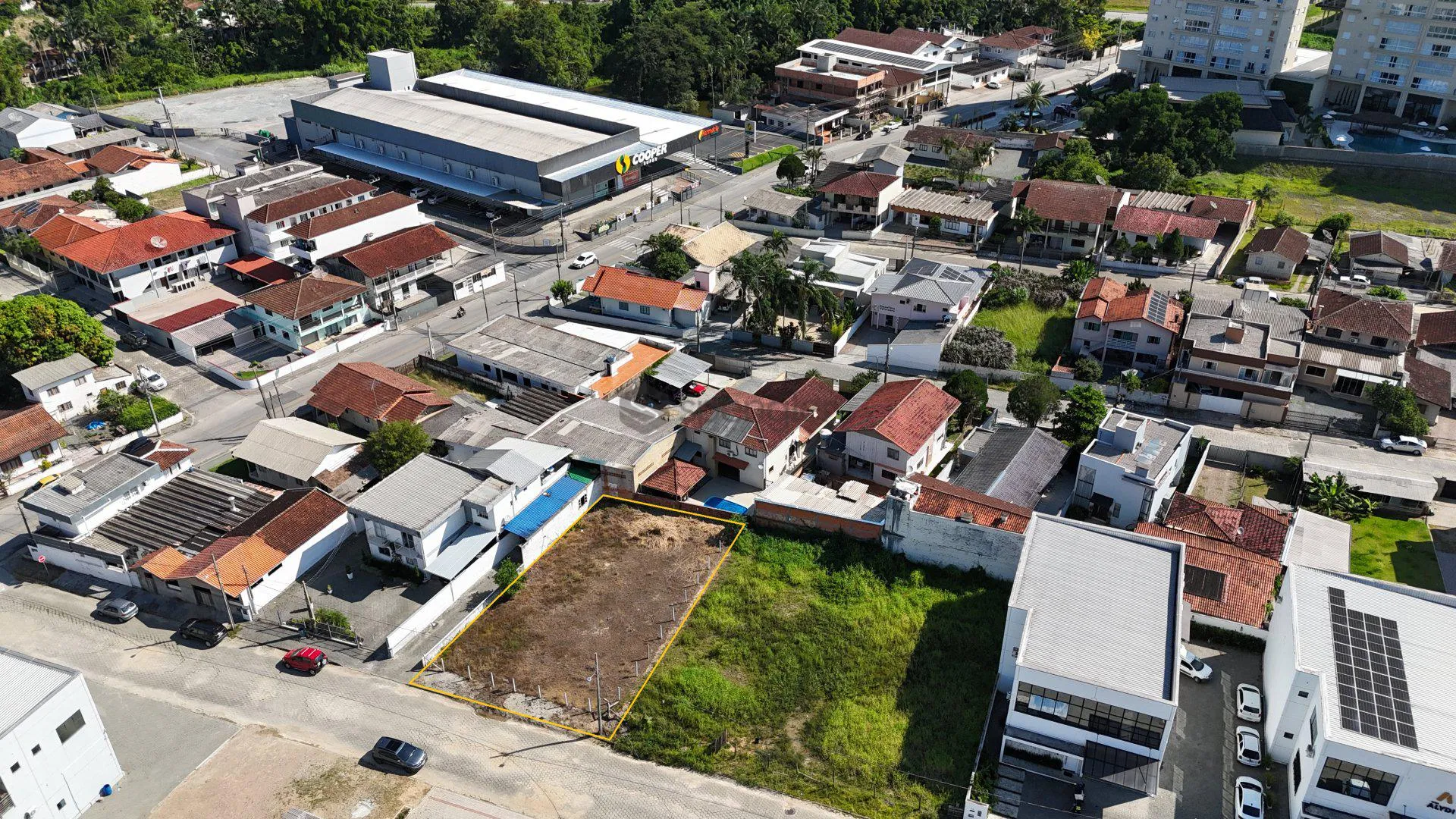 Terreno com excelente testada, próximo ao Centro! REF: TE0309 - foto 1