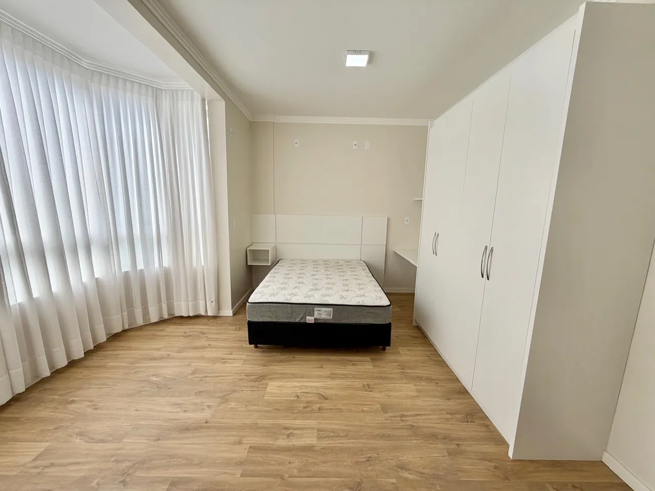 Apartamento 1 Dormitório com 42m, Sol da Manhã, Excelente Iluminação Natural, para Aluguel, no Bairro Vila Nova — foto 2