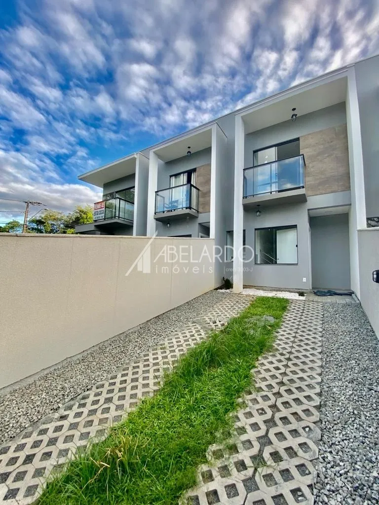 Lindo sobrado novo, amplo e livre de enchentes, localizado no bairro Passo Manso, em Blumenau, com 02 dormitórios, sendo 02 suítes, 02 vagas de garagens, sacada e área de fundos. - foto 1