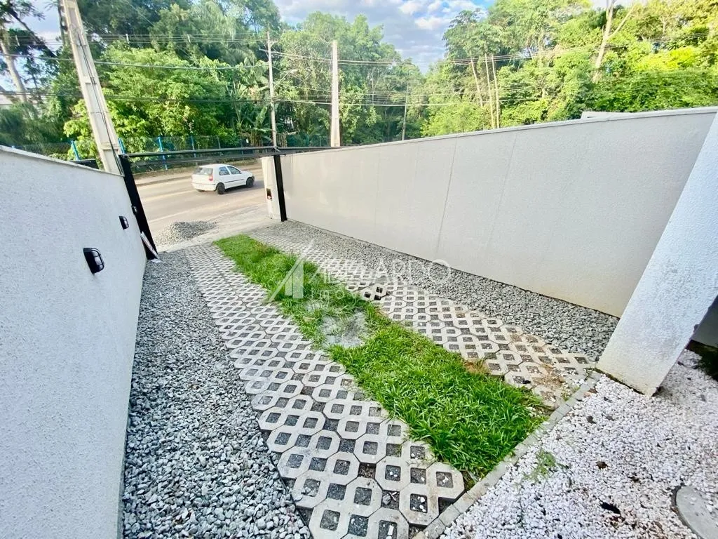 Lindo sobrado novo, amplo e livre de enchentes, localizado no bairro Passo Manso, em Blumenau, com 02 dormitórios, sendo 02 suítes, 02 vagas de garagens, sacada e área de fundos. — foto 2