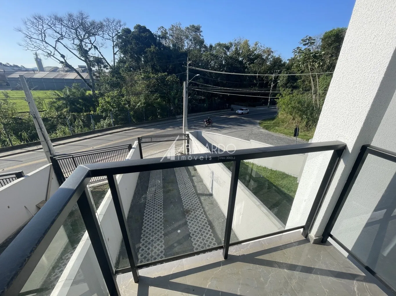Lindo sobrado novo, amplo e livre de enchentes, localizado no bairro Passo Manso, em Blumenau, com 02 dormitórios, sendo 02 suítes, 02 vagas de garagens, sacada e área de fundos. — foto 3