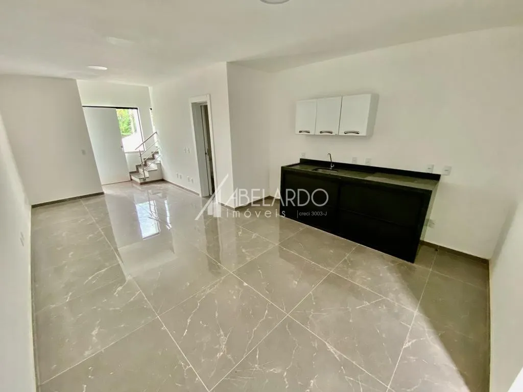 Lindo sobrado novo, amplo e livre de enchentes, localizado no bairro Passo Manso, em Blumenau, com 02 dormitórios, sendo 02 suítes, 02 vagas de garagens, sacada e área de fundos. — foto 4