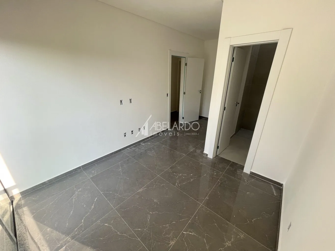 Lindo sobrado novo, amplo e livre de enchentes, localizado no bairro Passo Manso, em Blumenau, com 02 dormitórios, sendo 02 suítes, 02 vagas de garagens, sacada e área de fundos. — foto 7