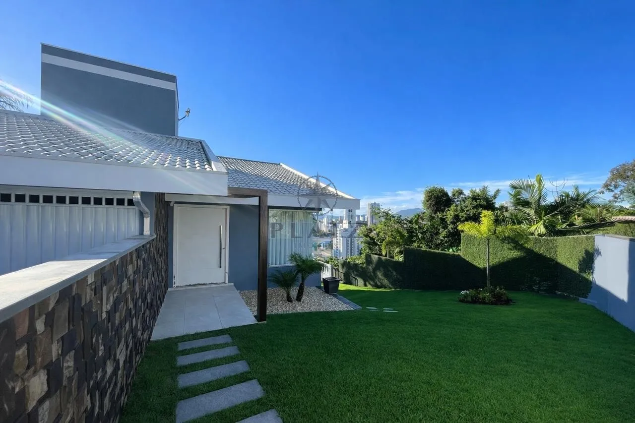 Residência Exclusiva com Vista Privilegiada e Área de Lazer Completa em Blumenau - foto 1