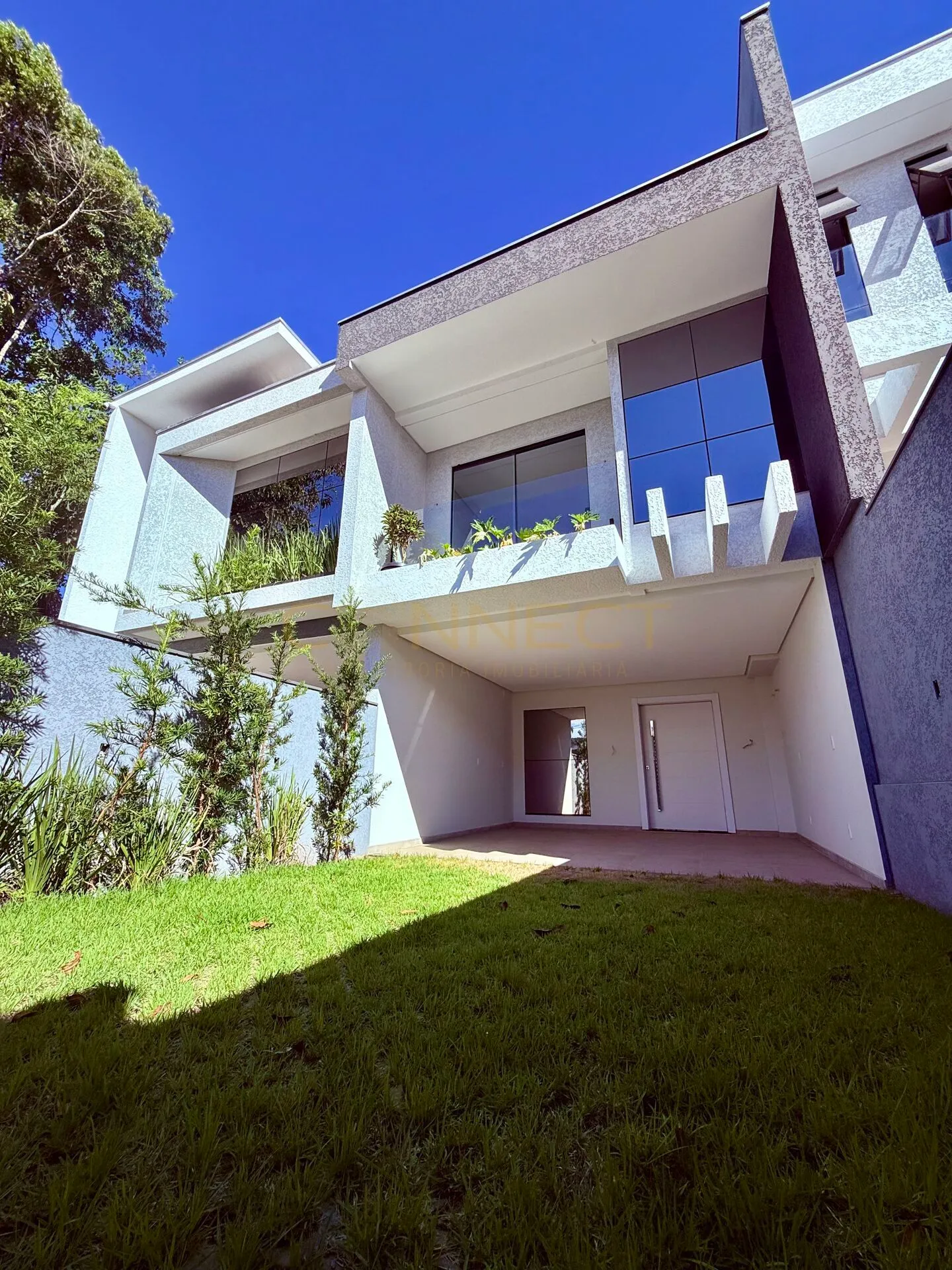 Sobrado triplex com 3 suítes bairro Ponta Aguda - foto 1