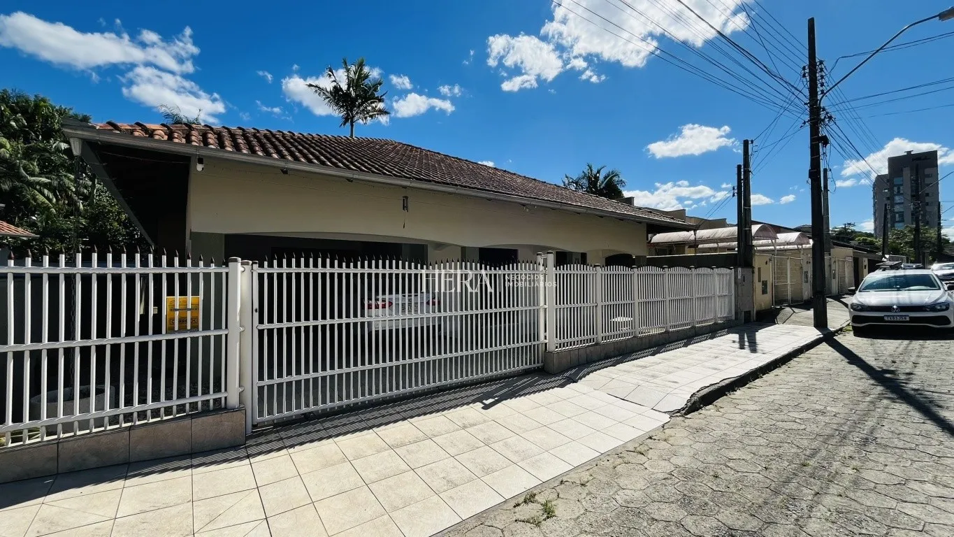 Casa térrea semimobiliado com 03 dormitórios sendo 02 suítes no bairro Salto Weissbach em Blumenau! - foto 1