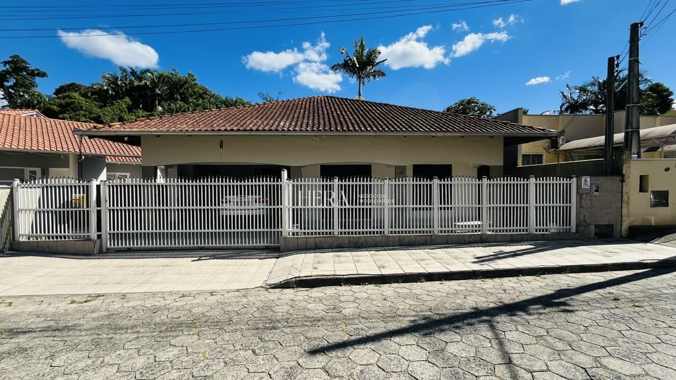 Casa térrea semimobiliado com 03 dormitórios sendo 02 suítes no bairro Salto Weissbach em Blumenau! — foto 2