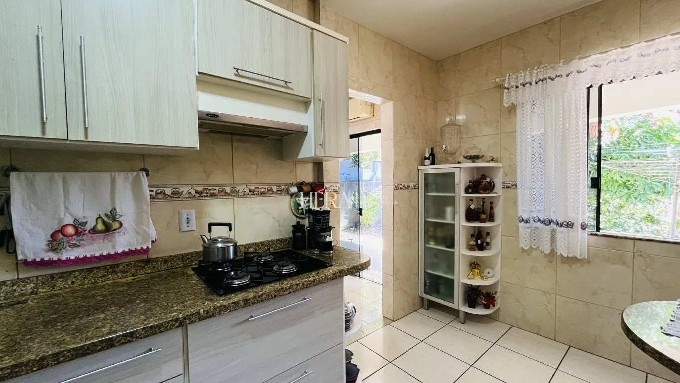 Casa térrea semimobiliado com 03 dormitórios sendo 02 suítes no bairro Salto Weissbach em Blumenau! — foto 7