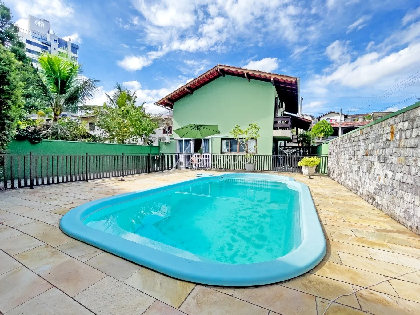 CASA NO BAIRRO ÁGUA VERDE, COM TERRENO DE 433M - foto 1