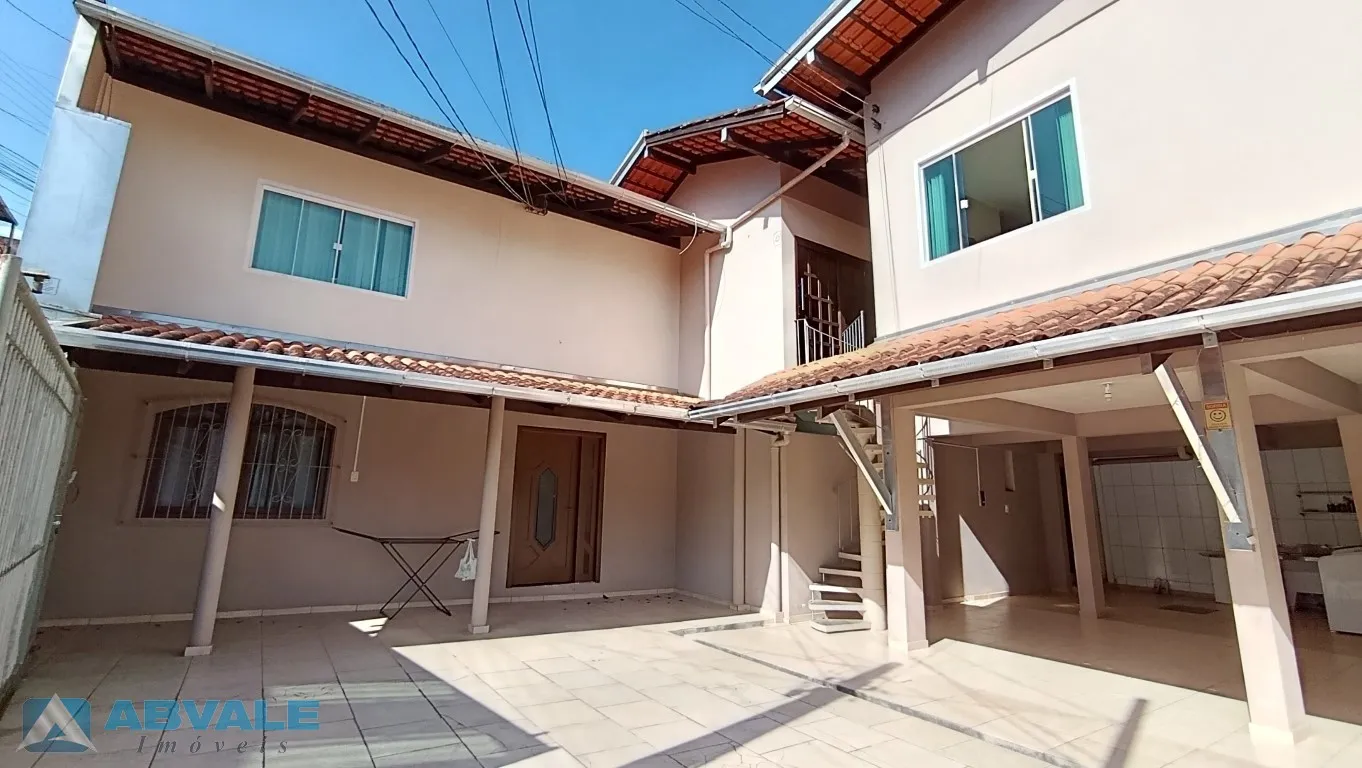 Casa piso superior com 2 dormitórios no bairro Água Verde - foto 1