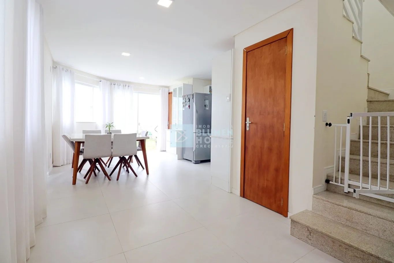 Sobrado de esquina no bairro Velha Central! - foto 1