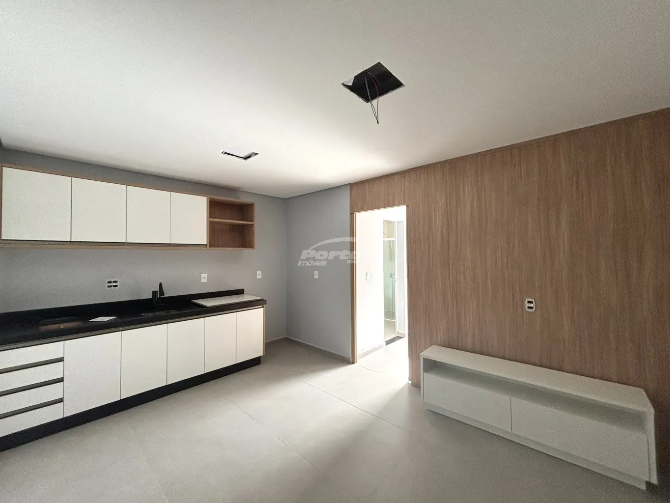 Apartamento de 35m, com ambiente funcional e bem distribuído, com 01 dormitório aconchegante, sala de estar integrada com rack para TV e uma cozinha com móveis sob medida. Conta com banheiro social integrado à área de serviço e 01 vaga de garagem coberta. — foto 5